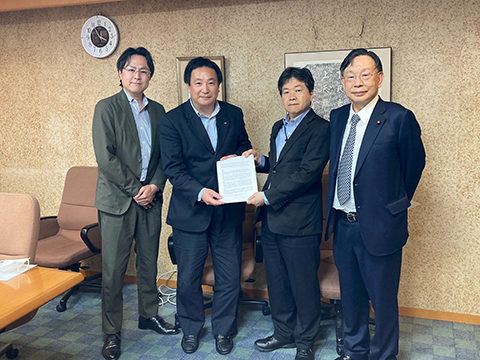 左から、柳谷祐樹 JSPA広報部長、加藤良仁 JSPA事務局長、大島一博 厚生労働事務次官、木村義雄 前参議院議員